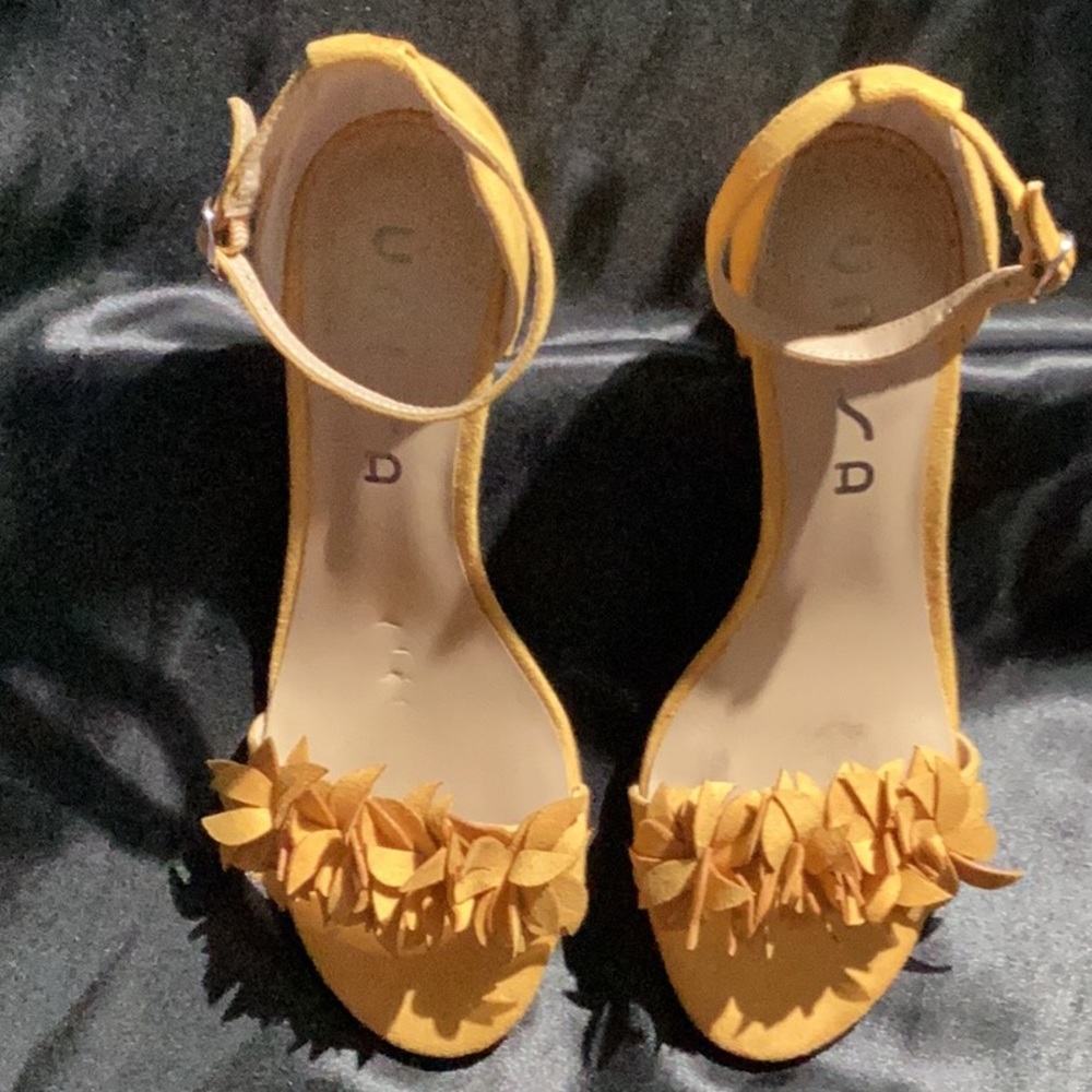 Women’s Unisa sandals mustard yellow color size 7.5
